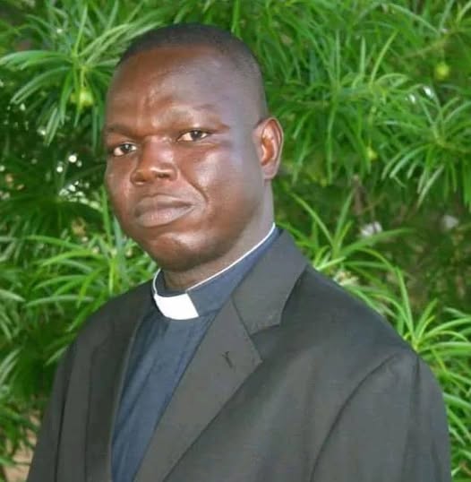 Sacerdote catolico e libertado por sequestradores apos oito dias em cativeiro