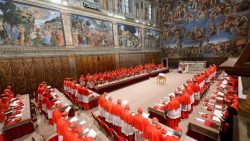 A primeira oração do Papa Leão XIV com os cardeais eleitores na Capela Sistina Foto: Vatican news/ Vatican Media)