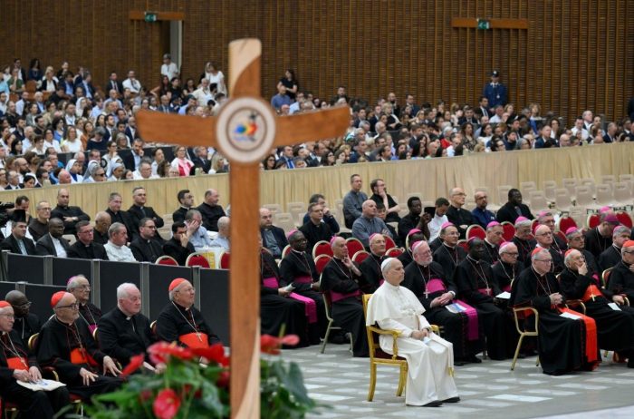 A santidade dos funcionarios da Curia deve sustentar a Santa Se afirma Leao XIV 2