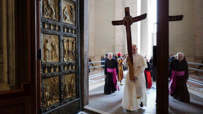 A santidade dos funcionarios da Curia deve sustentar a Santa Se afirma Leao XIV 4
