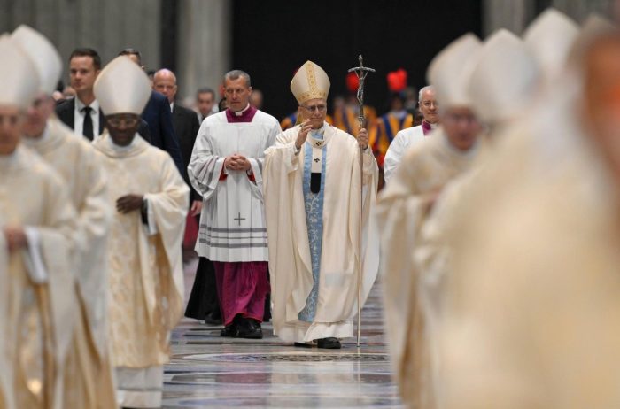 A santidade dos funcionarios da Curia deve sustentar a Santa Se afirma Leao XIV 5