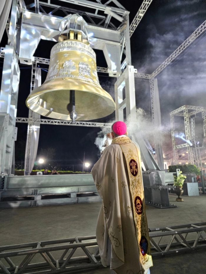 Maior sino do mundo badala pela primeira vez anunciando inicio da Festa do Divino Pai Eterno 1 1