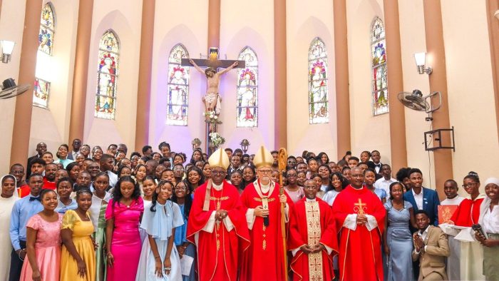 Mais de 100 fieis recebem o Sacramento da Confirmacao em Mocambique 2