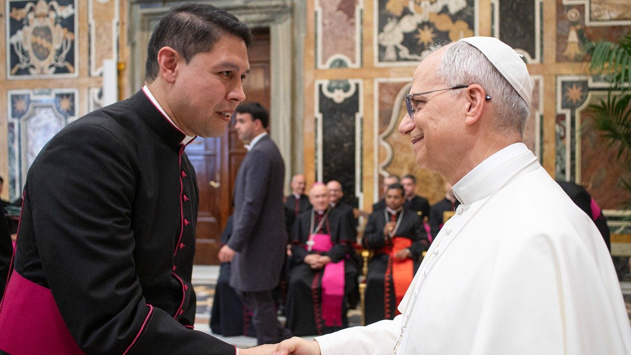 Monsenhor Salas Castaneda e o novo coordenador das viagens do Papa 1