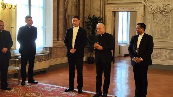 Monsenhor Salas Castaneda e o novo coordenador das viagens do Papa 2