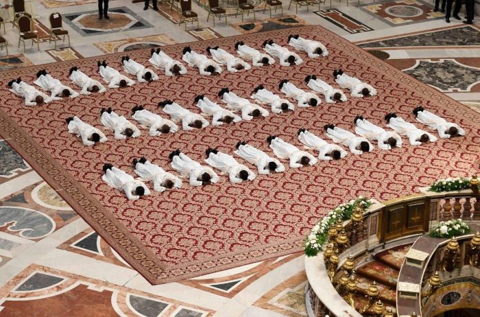 Papa Leao XIV preside ordenacao de 32 novos sacerdotes 4
