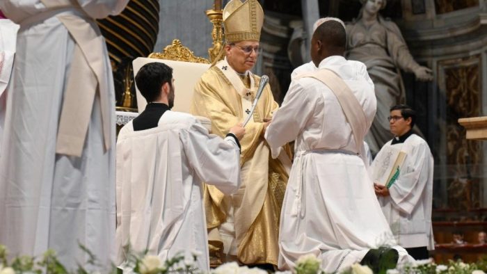 Papa Leao XIV preside ordenacao de 32 novos sacerdotes 5