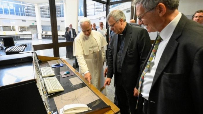 Papa Leao XIV visita Centro de transmissao da Radio Vaticano 2