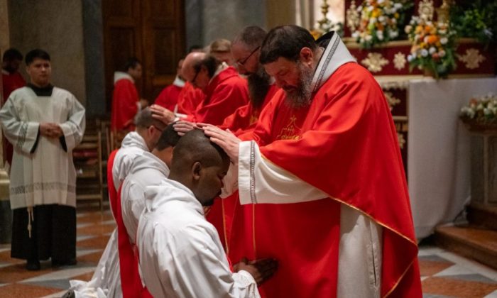 Que a beleza da Igreja brilhe no vosso ministerio exorta o Cardeal Pizzaballa aos novos sacerdotes 2