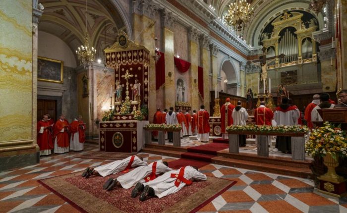 Que a beleza da Igreja brilhe no vosso ministerio exorta o Cardeal Pizzaballa aos novos sacerdotes 3