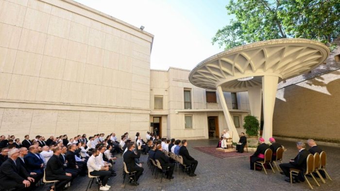 Ser protagonista nao significa ser solista alerta Leao XIV aos seminaristas 2