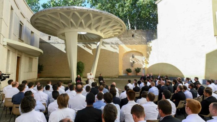 Ser protagonista nao significa ser solista alerta Leao XIV aos seminaristas 3