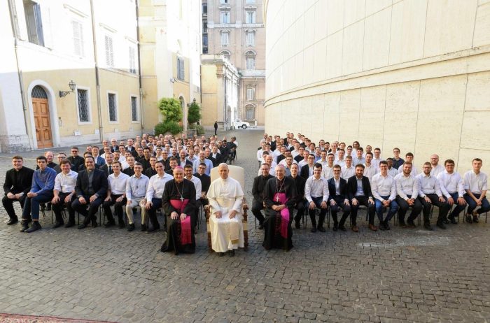 Ser protagonista nao significa ser solista alerta Leao XIV aos seminaristas 4