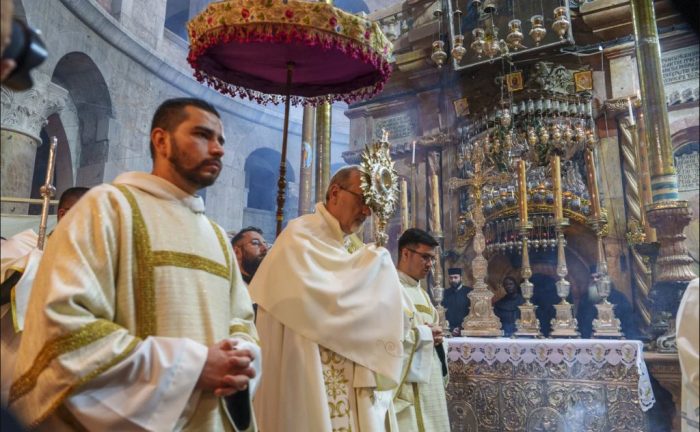 Solenidade de Corpus Christi e celebrada na Basilica do Santo Sepulcro em Jerusalem 1