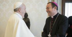 bispo Gustavo Zanchetta em encontro com o papa francisco no vaticano foto vatican media 1200 × 612 px