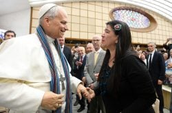 Leão XIV e a jornalista peruana Paola Ugaz. Foto: Vatican news