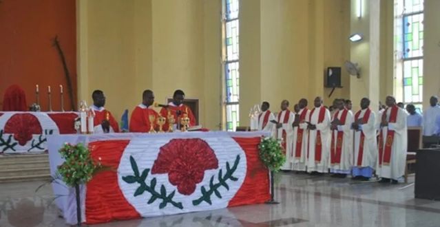 Diocese na Nigeria crisma quase mil cristaos em um unico dia 2