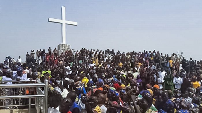Diocese na Nigeria crisma quase mil cristaos em um unico dia