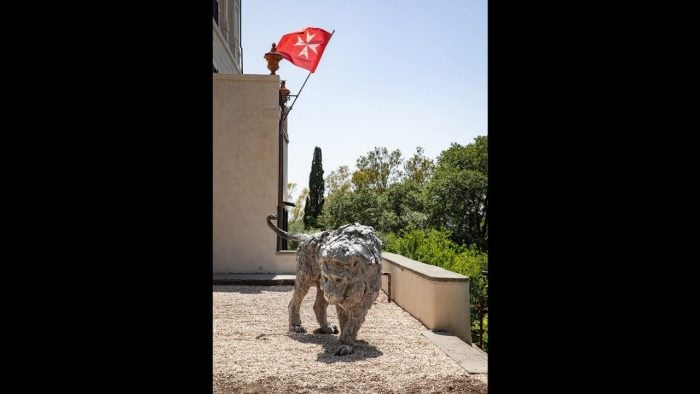 Ordem de Malta homenageia Papa com escultura de leao em bronze
