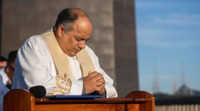Reitor do Santuario Cristo Redentor recebe alta do hospital duas semanas apos acidente na Venezuela
