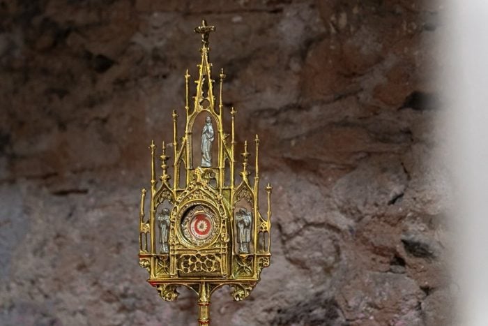 Reliquia de Sao Sebastiao e exposta para veneracao dos fieis no litoral de Sao Paulo 3