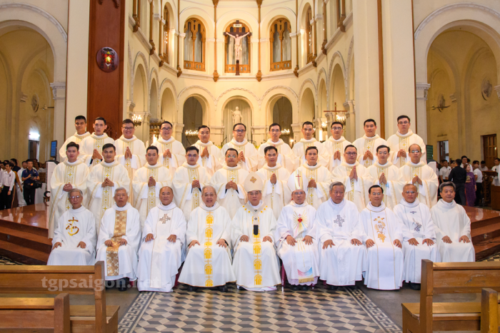 Vietna 40 novos sacerdotes sao ordenados durante o mes do Sagrado Coracao de Jesus 1