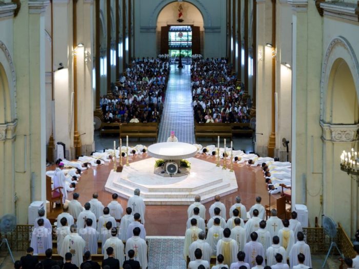 Vietna 40 novos sacerdotes sao ordenados durante o mes do Sagrado Coracao de Jesus 2