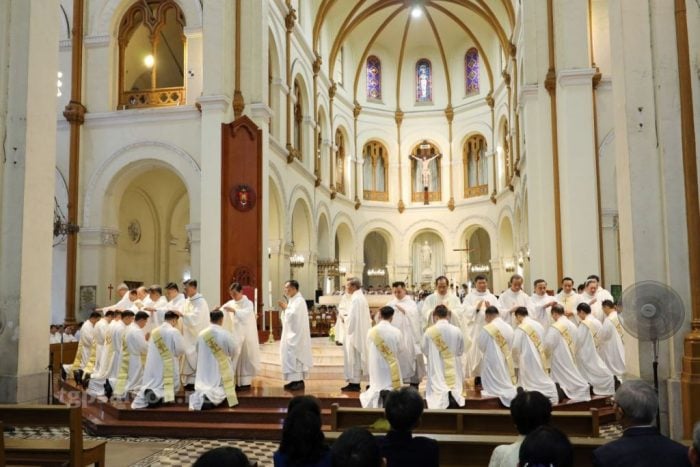 Vietna 40 novos sacerdotes sao ordenados durante o mes do Sagrado Coracao de Jesus 3