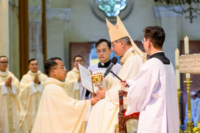 Vietna 40 novos sacerdotes sao ordenados durante o mes do Sagrado Coracao de Jesus 4