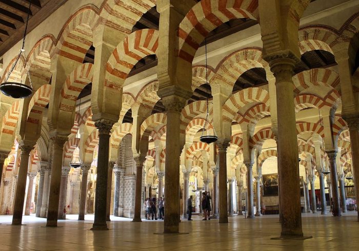 Espanha Bombeiros extinguem incendio na Catedral de Cordoba 1