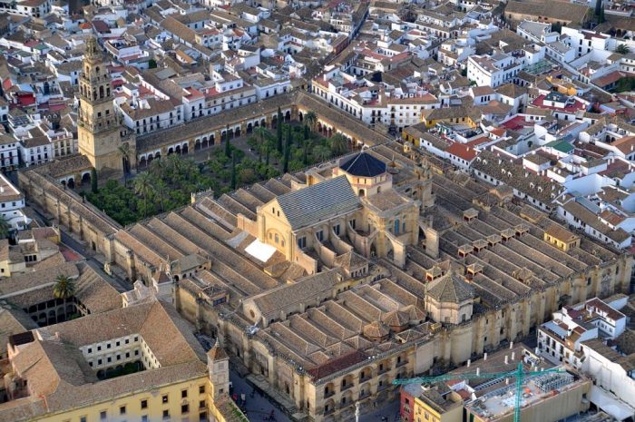 Espanha Bombeiros extinguem incendio na Catedral de Cordoba