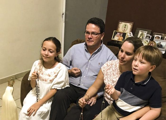 ‘Fe em Deus e ‘familia unida sao os principios mais valorizados entre os brasileiros