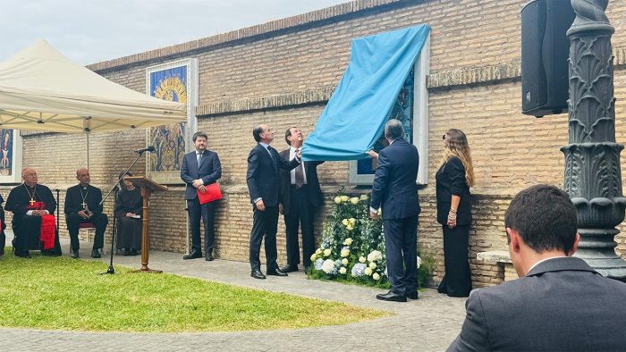 Mosaico de Nossa Senhora de Luján é entronizado nos Jardins do Vaticano 4 Mosaico de Nossa Senhora de Lujan e entronizado nos Jardins do Vaticano 3