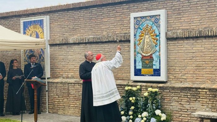 Mosaico de Nossa Senhora de Luján é entronizado nos Jardins do Vaticano 5 Mosaico de Nossa Senhora de Lujan e entronizado nos Jardins do Vaticano 4