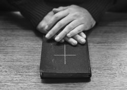 <a href="https://br.freepik.com/fotos-gratis/maos-sobre-a-biblia-na-mesa-de-madeira_3199632.htm">Imagem de rawpixel.com no Freepik</a>