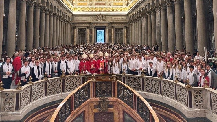 600 alemaes sao crismados em celebracao na Igreja de Sao Paulo Extramuros em Roma