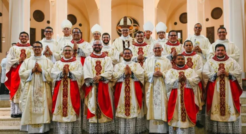 Arcebispo de Fortaleza preside ordenacao de 16 novos sacerdotes