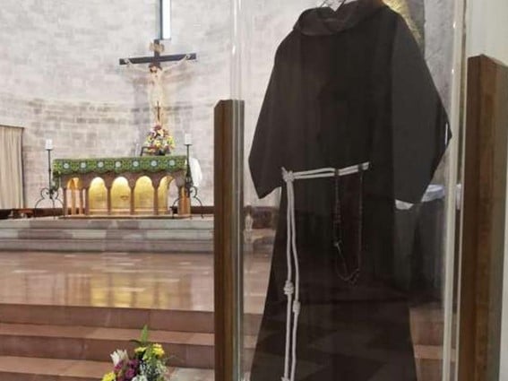 Habito de Sao Pio de Pietrelcina visitara os Estados Unidos pela primeira vez 1