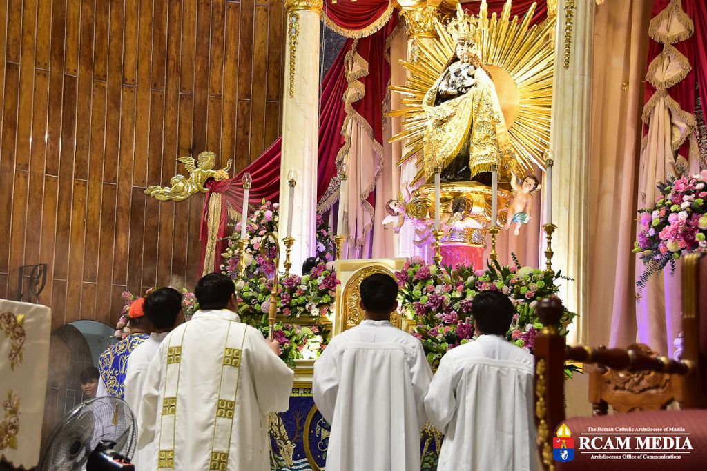 Imagem de Nossa Senhora do Pilar retorna ao altar mor de Basilica apos um seculo