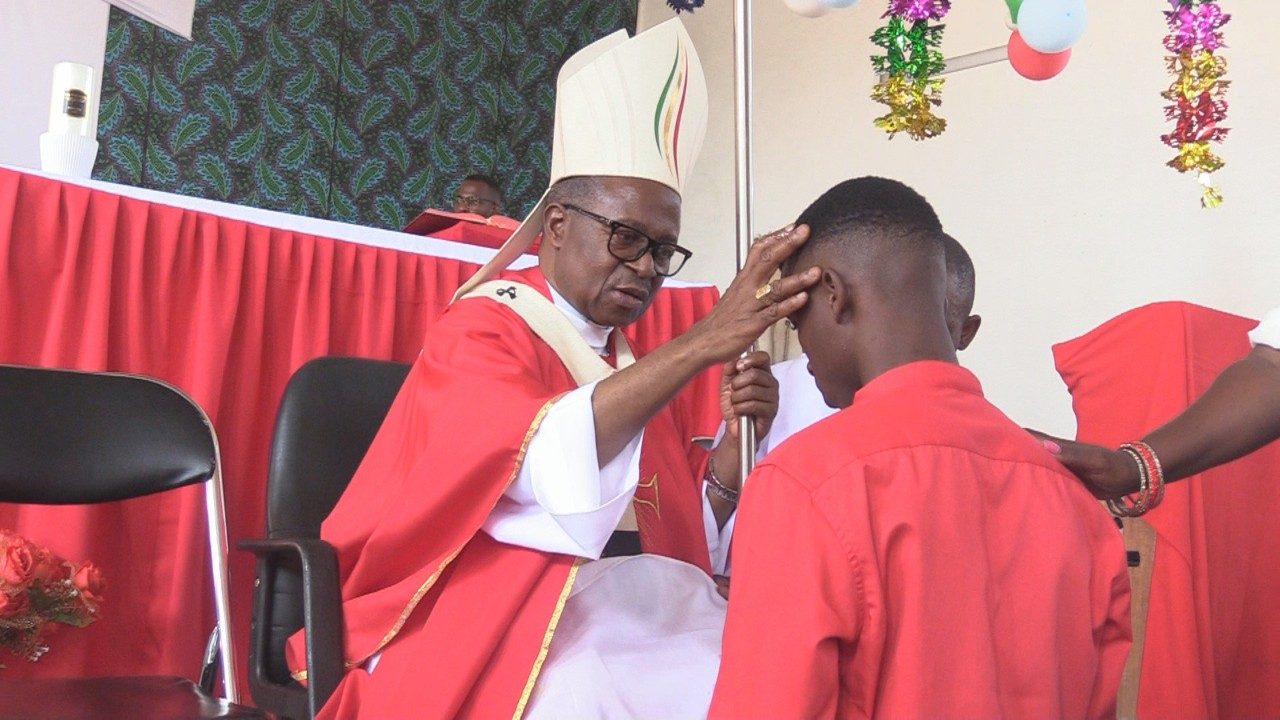 Mais de 400 fiéis são crismados em Paróquia de Moçambique 2 Mais de 400 fieis sao crismados em Paroquia de Mocambique 1