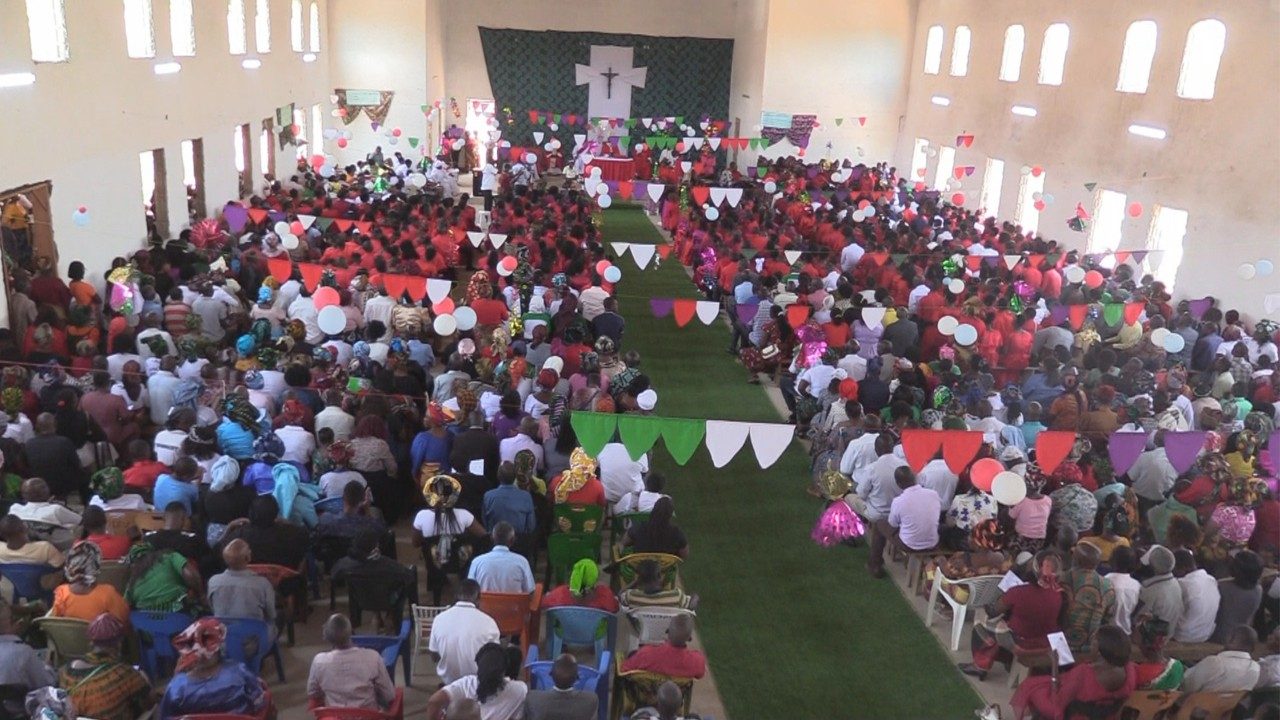 Mais de 400 fiéis são crismados em Paróquia de Moçambique 3 Mais de 400 fieis sao crismados em Paroquia de Mocambique 2