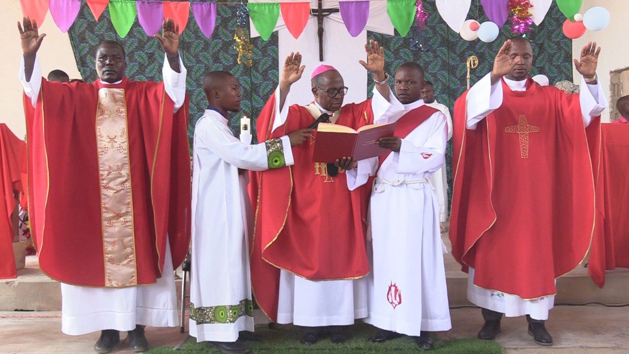 Mais de 400 fiéis são crismados em Paróquia de Moçambique 4 Mais de 400 fieis sao crismados em Paroquia de Mocambique 3