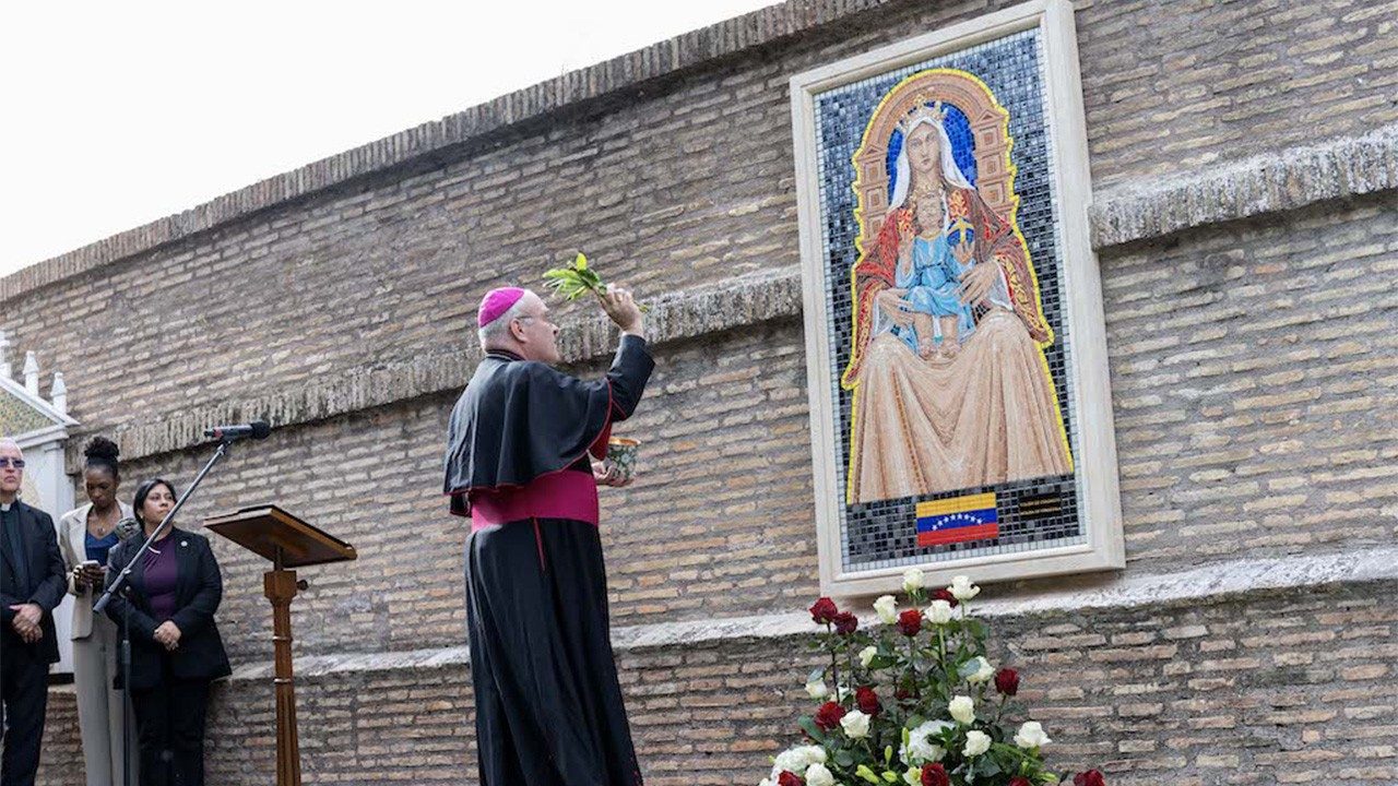Mosaico de Nossa Senhora de Coromoto e instalado nos Jardins do Vaticano