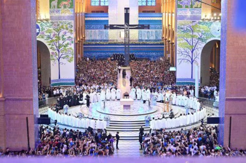 Santuario Nacional de Aparecida recebe quase meio milhao de devotos durante festa da Padroeira 1