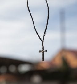 <a href="https://br.freepik.com/fotos-gratis/ainda-vida-de-crucifixo-em-um-fio_24482786.htm">Imagem de freepik</a>