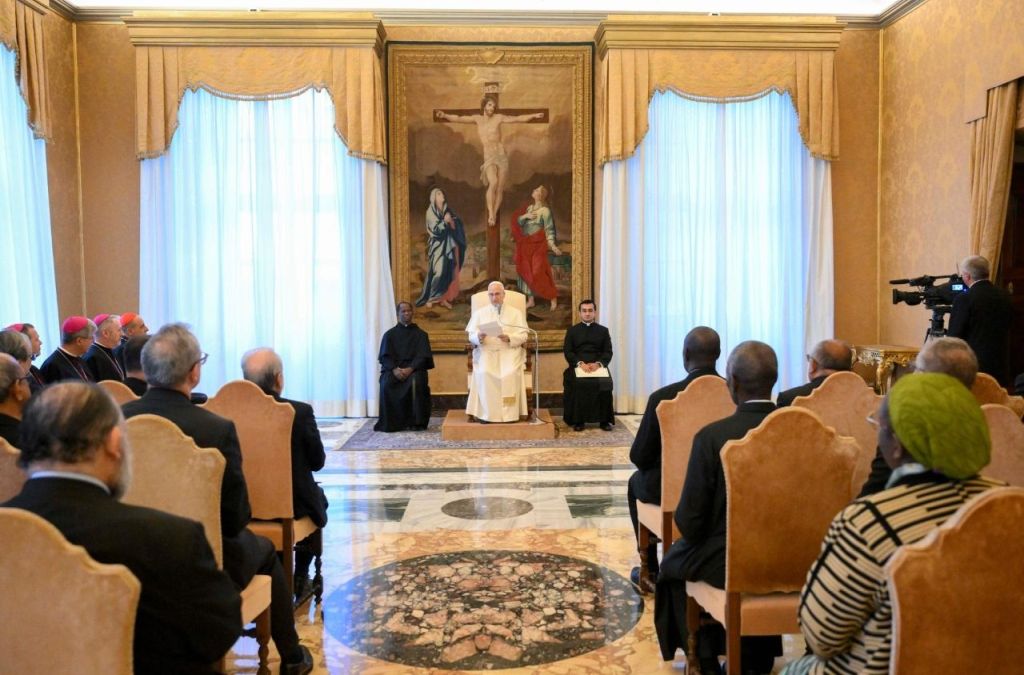 A Teologia tem a tarefa de admirar refletir e difundir a luz perene de Cristo afirma Leao XIV 2