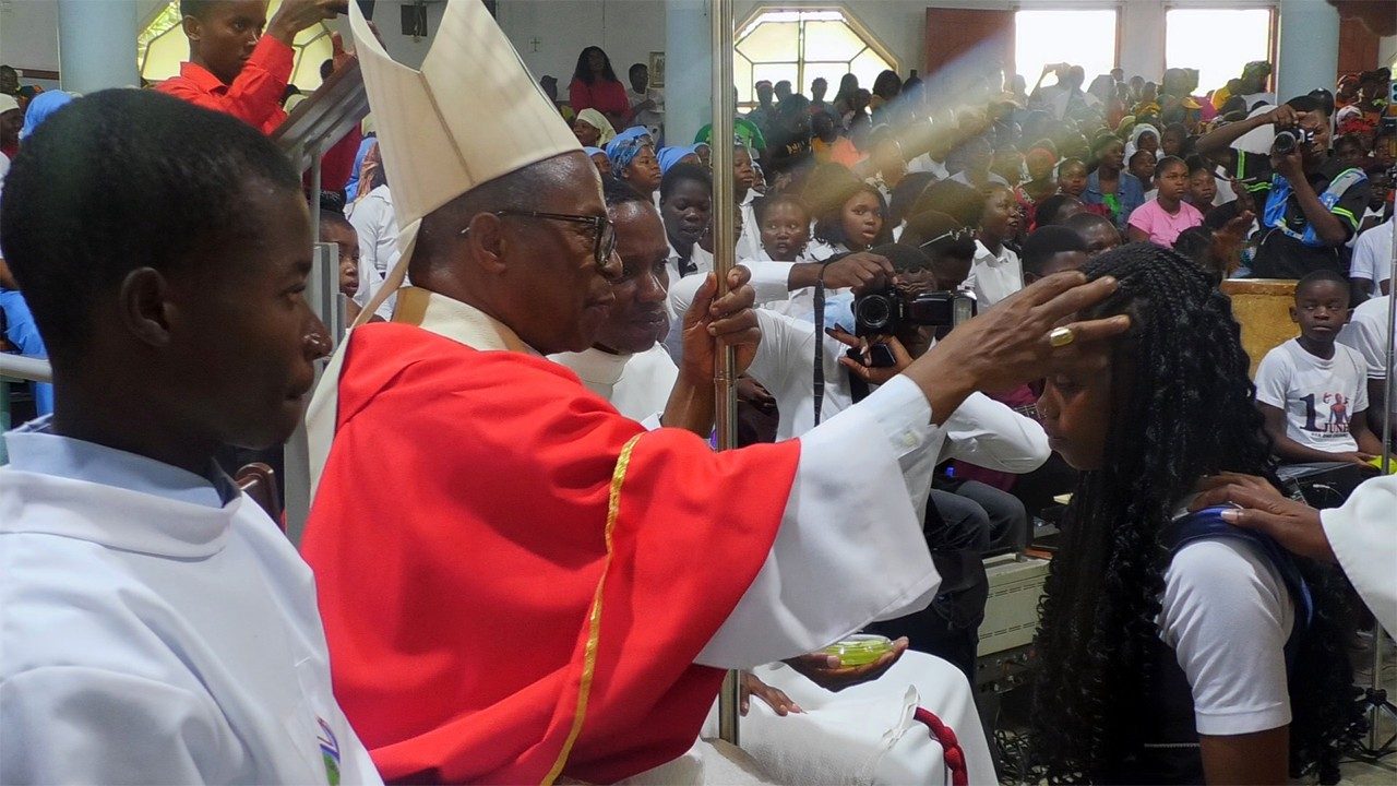 Mais de 300 fiéis são crismados em Paróquia de Moçambique 4 Mais de 300 fieis sao crismados em Paroquia de Mocambique 1