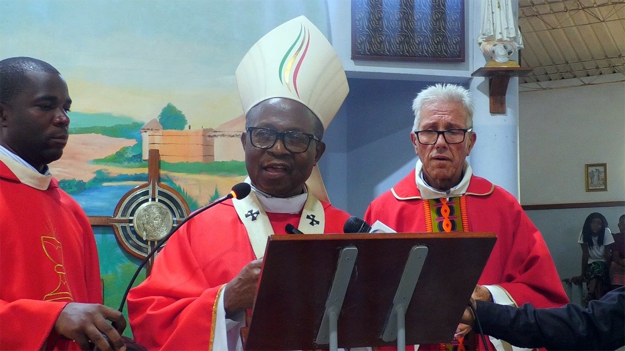 Mais de 300 fiéis são crismados em Paróquia de Moçambique 3 Mais de 300 fieis sao crismados em Paroquia de Mocambique 2