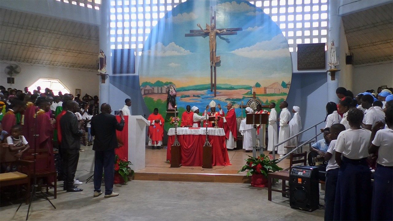 Mais de 300 fiéis são crismados em Paróquia de Moçambique 2 Mais de 300 fieis sao crismados em Paroquia de Mocambique 3