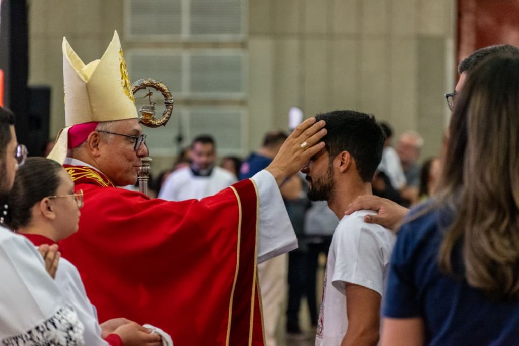 Mais de mil fieis sao crismados em Paroquia na Arquidiocese de Fortaleza 2